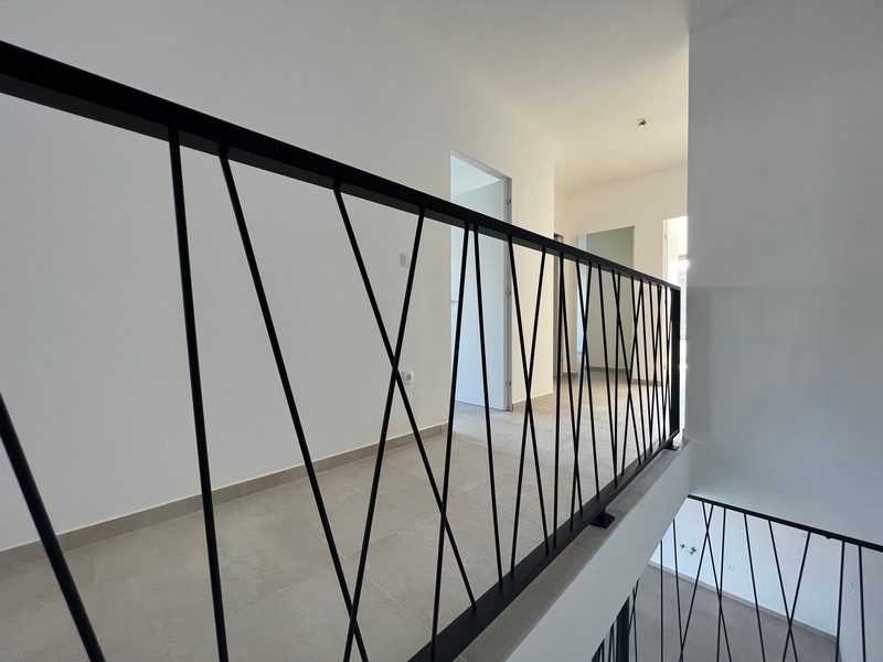 Detail modernej konštrukcie schodiska, jemný detail v tejto nehnuteľnosti v Chorvátsku.