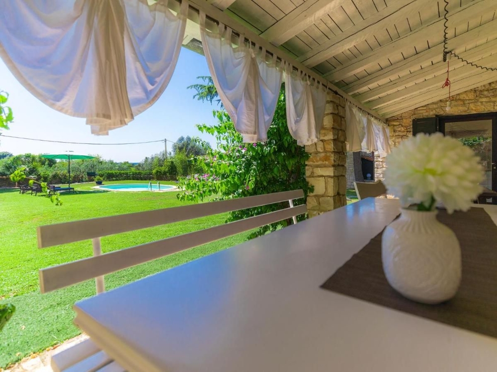 Krytá veranda s výhľadom na bazén a upravený trávnik, vlastnosť nehnuteľností v Chorvátsku