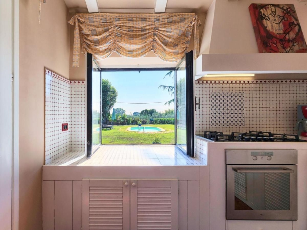 Kuchynské okno s výhľadom na bazén a záhradu, highlight pre nehnuteľnosť v Chorvátsku