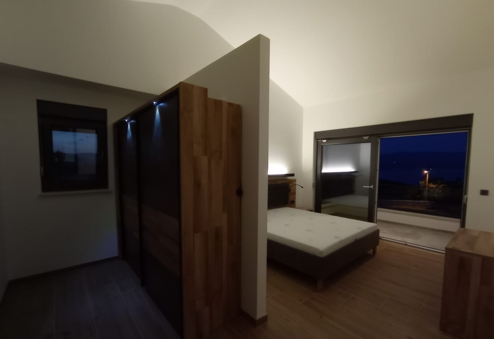 Útulná spálňa v nehnuteľnosti v Chorvátsku s priamym vstupom na terasu a