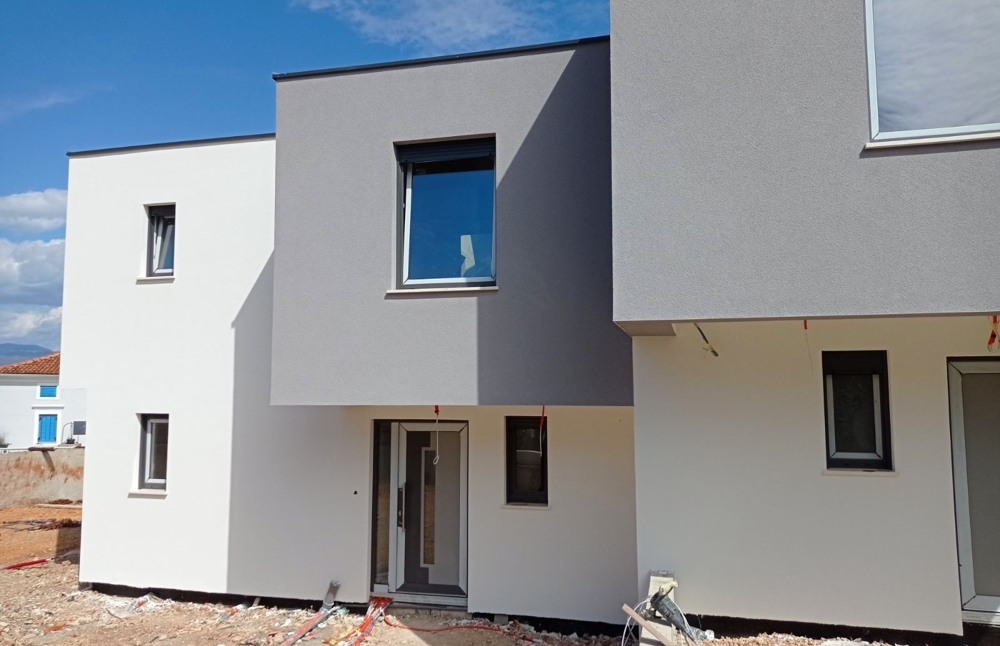 Vonkajší pohľad na novo dokončenú nehnuteľnosť na predaj v Chorvátsku počas dňa.