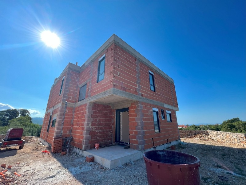 Moderná novostavba v Krku, Kvarnerský záliv - Panorama Scouting, Real Estate Chorvátsko - Dom s terasou a bazénom