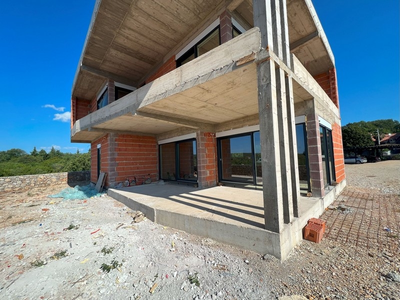 Krytá terasa s výhľadom do zelene a priestranná záhrada - H2966