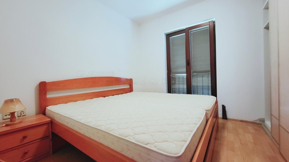 Spálňa s manželskou posteľou a balkónovými dverami