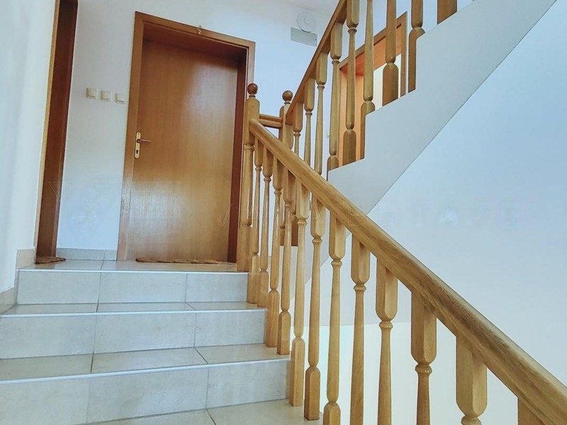 Schodisko s dreveným zábradlím