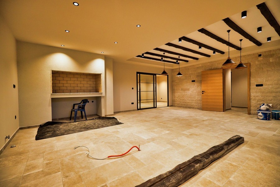 Návrh interiéru nehnuteľnosti na ostrove Krk s modernými podlahami a pripraveným krbom