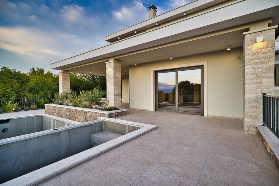 Terasa nehnuteľnosti na ostrove Krk s priamym prístupom do obývacej časti a na stavenisko bazéna