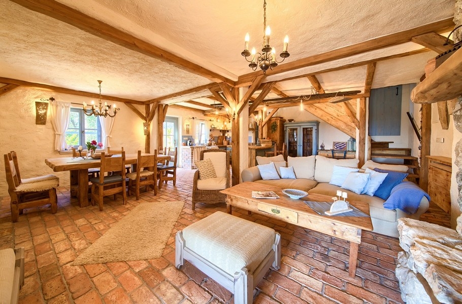 Rustikálny interiér s kombinovanou obývacou izbou a jedálenským kútom, súčasťou interiéru nehnuteľnosti na ostrove Krk.