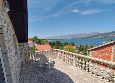 Terasa s výhľadom na pokojnú zátoku, ideálna pre záujemcov o kúpu domu v Chorvátsku