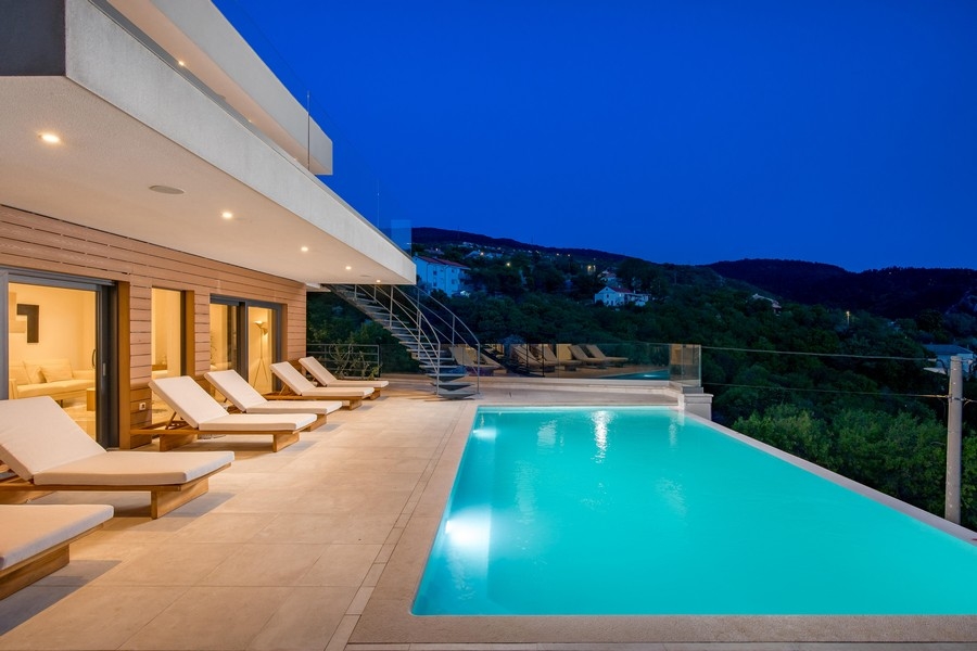 Vila v noci s osvetleným bazénom a terasou, nehnuteľnosť Chorvátsko, vila na predaj na ostrove Krk
