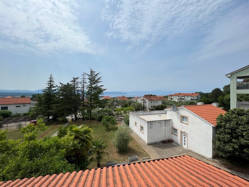 Výhľad na more z nehnuteľnosti H2978, ponúkanej na predaj v Chorvátsku na ostrove Krk.