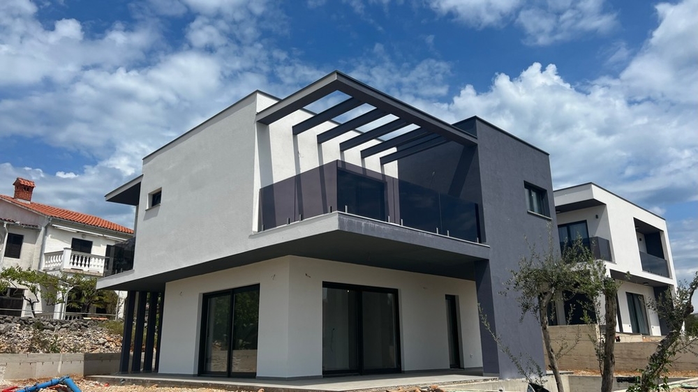 Nehnuteľnosti Chorvátsko, Mesto Krk, Ostrov Krk Vila na predaj - Pohľad na modernú vilu s balkónom a pergolou