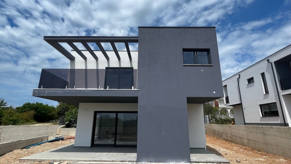 Nehnuteľnosti Chorvátsko, Mesto Krk, Ostrov Krk Vila na predaj - čelný pohľad na modernú vilu s minimalistickým dizajnom