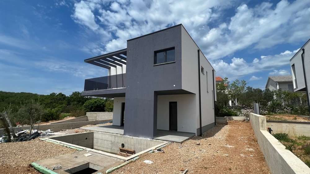 Nehnuteľnosti Chorvátsko, Mesto Krk, Ostrov Krk Vila na predaj - bočný pohľad na modernú vilu s betónovým základom a okolitú krajinu