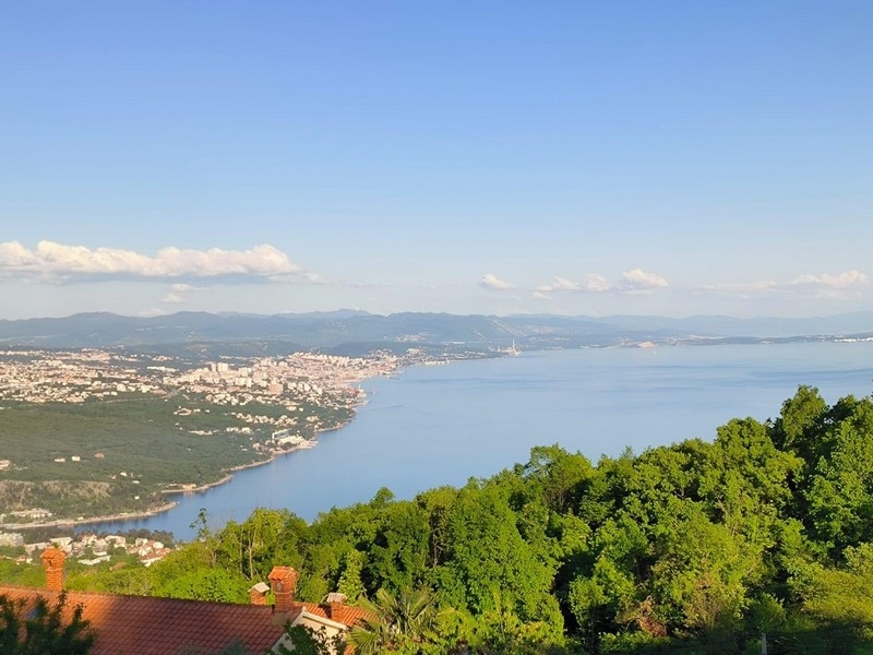 Nehnuteľnosť Chorvátsko, vila s panoramatickým výhľadom na more, región Opatija na Istrii, pohľad zhora na pobrežnú krajinu