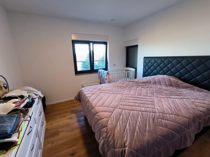 Nehnuteľnosť Chorvátsko, vila s panoramatickým výhľadom na more, oblasť Opatija na Istrii, spálňa s veľkou posteľou