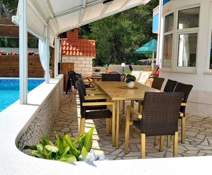 Vonkajší pohľad na bytový dom s výhľadom na more, dom blízko mora