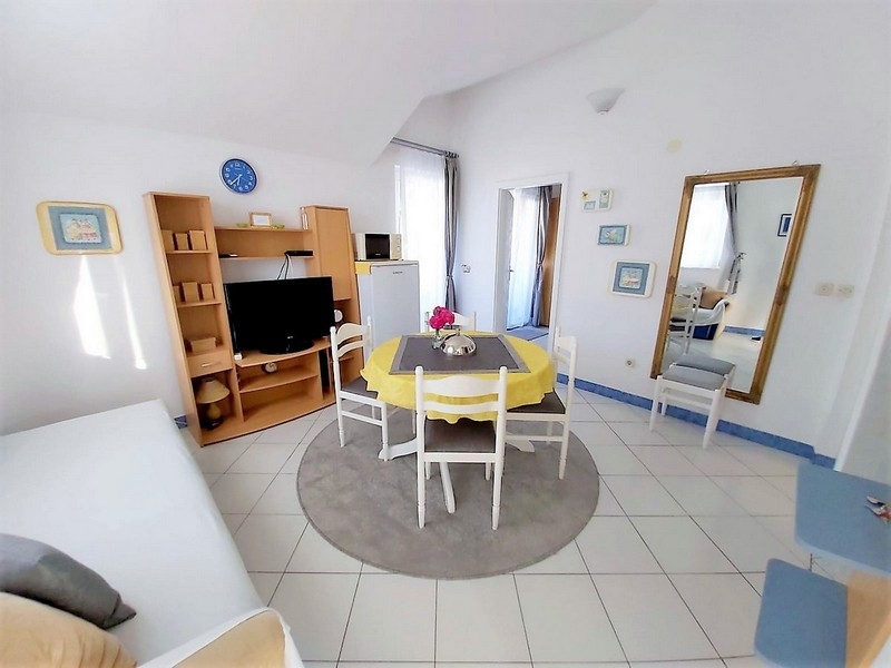 Spálňa s prístupom na balkón v bytovom dome, dom blízko mora