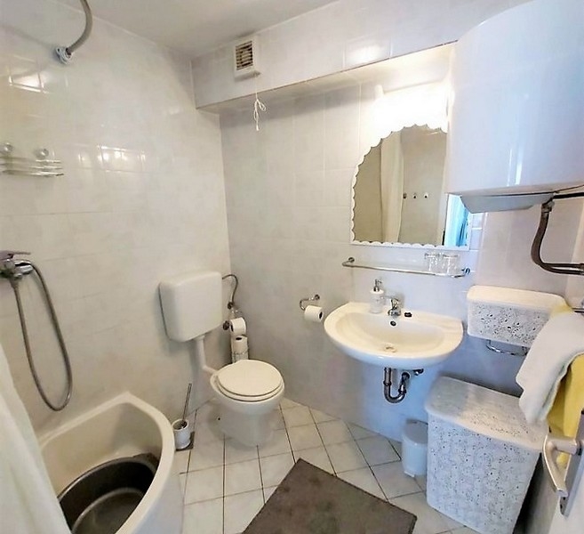 Kúpeľňa v bytovom dome s výhľadom na more, dom blízko mora