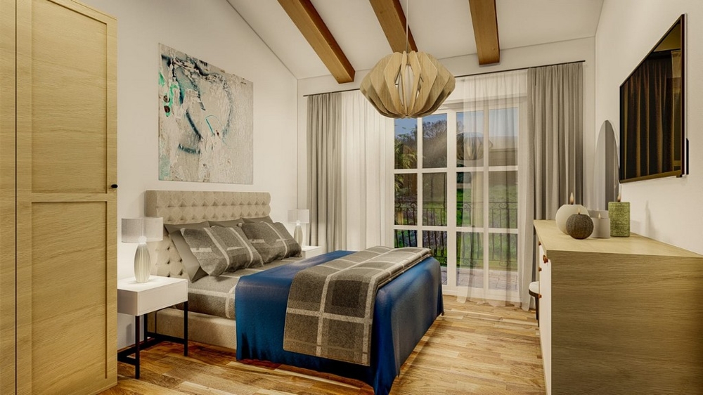 Spálňa s veľkou manželskou posteľou, pruhovaným stropom v modrej a šedej farbe, drevenými podlahami a veľkými oknami s výhľadom na vidiecke prostredie.