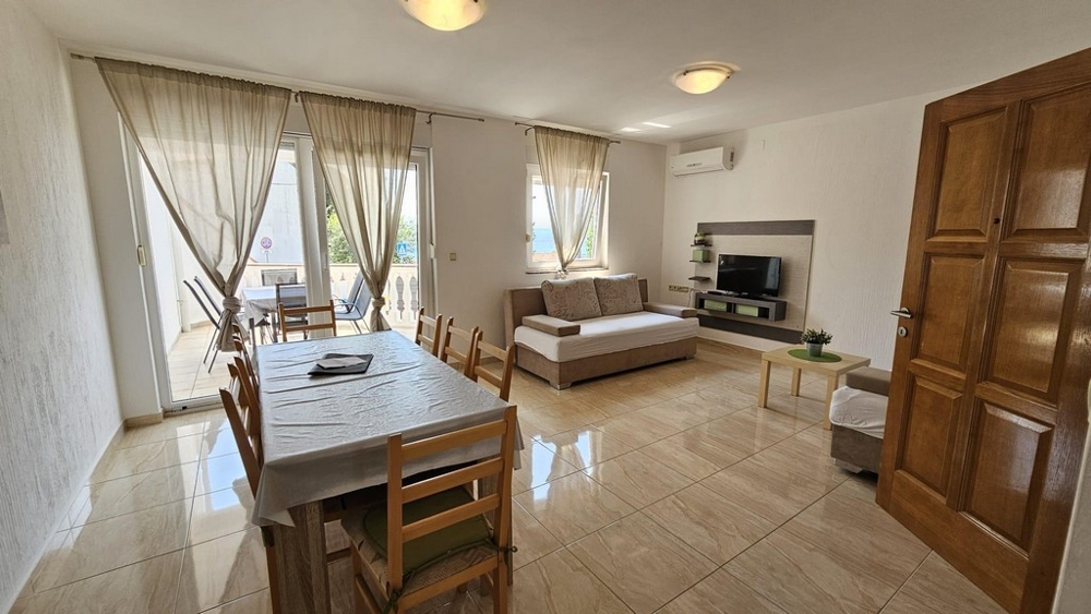 Vstupná časť zrekonštruovaného dvojdomu s dláždenými podlahami a rastlinami v Dramalj, región Crikvenica