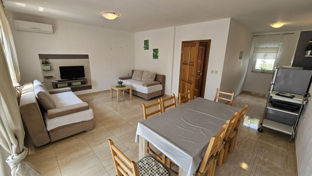 Moderná kuchyňa v zrekonštruovanom dvojdome s prístupom do obývacej časti v Dramalj, región Crikvenica