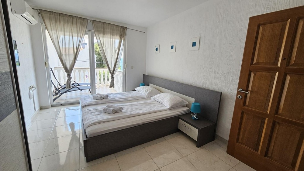 Obývacia izba s jedálenským kútom v zrekonštruovanom dvojdome v obci Dramalj, región Crikvenica