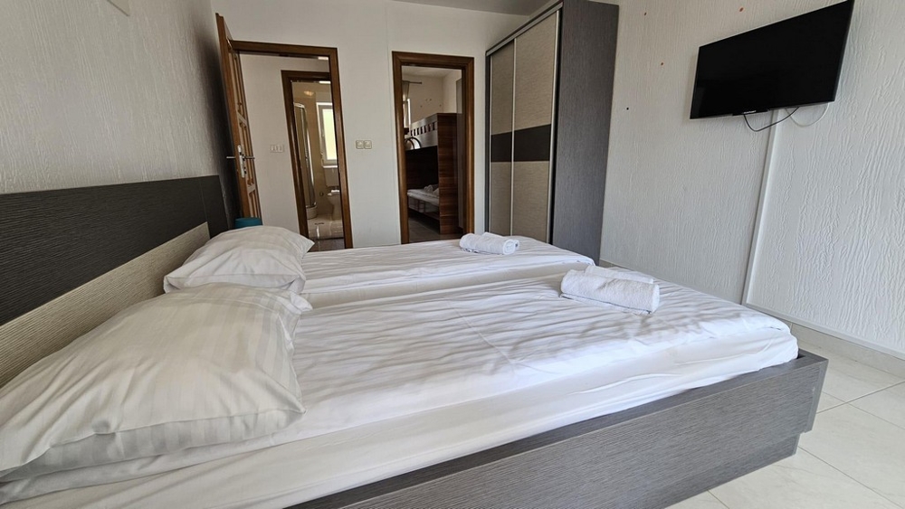 Dvojlôžková izba s priamym prístupom do kúpeľne v zrekonštruovanom dvojdome v Dramalj, región Crikvenica