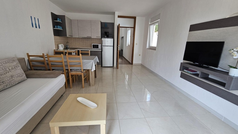 Obývačka a výhľad do kuchyne.