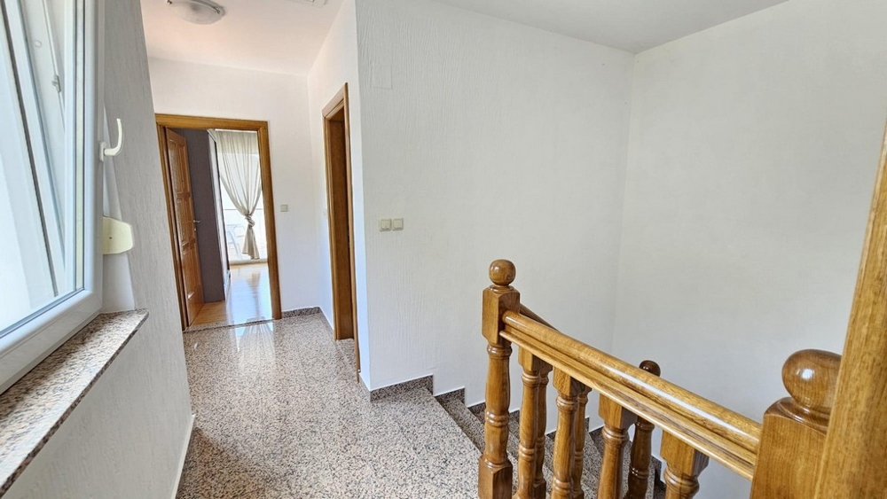 Schodisko a výhľad na horné poschodie nehnuteľnosti H2995 v Dramalj, Chorvátsko.