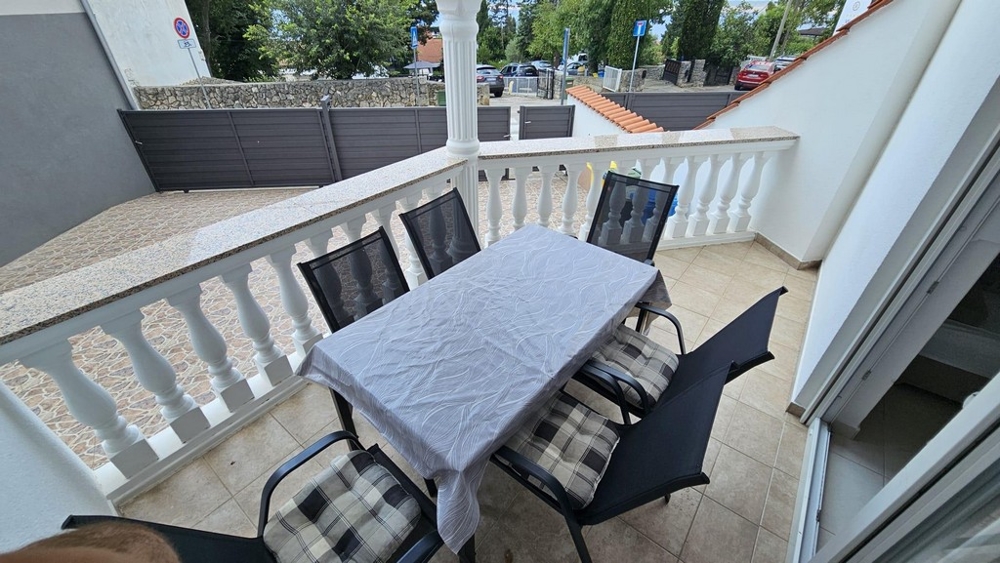 Jedáleň s priamym prístupom na terasu dvojdomu v Dramalj