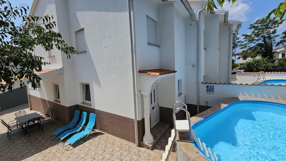 Svetlá dvojlôžková izba s moderným zariadením v zrekonštruovanom dvojdome