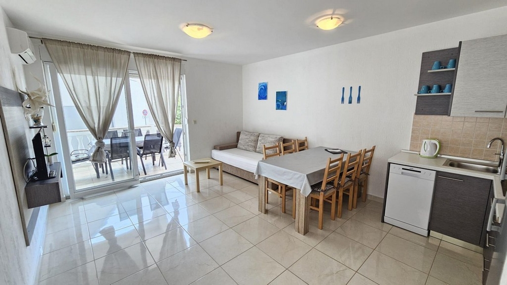 Útulná spálňa s manželskou posteľou, oknami a moderným nábytkom v Dramalj