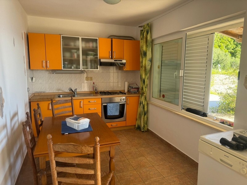 Priestranná obývacia izba so žltými pohovkami a dekoratívnymi maľbami v prímorskej vile na polostrove Pelješac