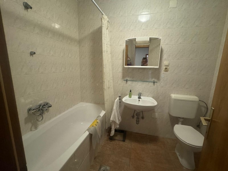 Svetlá kúpeľňa s vaňou, umývadlom a zrkadlom v prímorskej vile na polostrove Pelješac