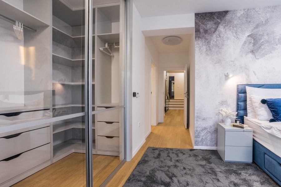 Šatník v hlavnej spálni tejto luxusnej chorvátskej nehnuteľnosti.