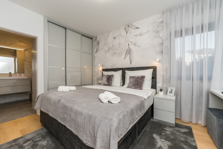 Vkusne zariadená spálňa s vlastnou kúpeľňou v prvotriednej chorvátskej nehnuteľnosti.