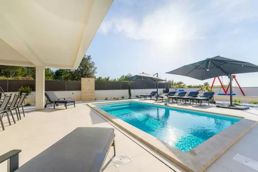 Nehnuteľnosti pri mori s bazénom v Chorvátsku - Panorama Skauting.