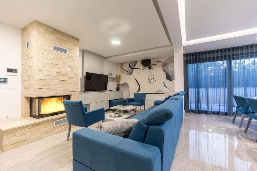 Priestranná obývacia izba s moderným dizajnom ponúka pohodlie a luxus v tejto nádhernej chorvátskej nehnuteľnosti.