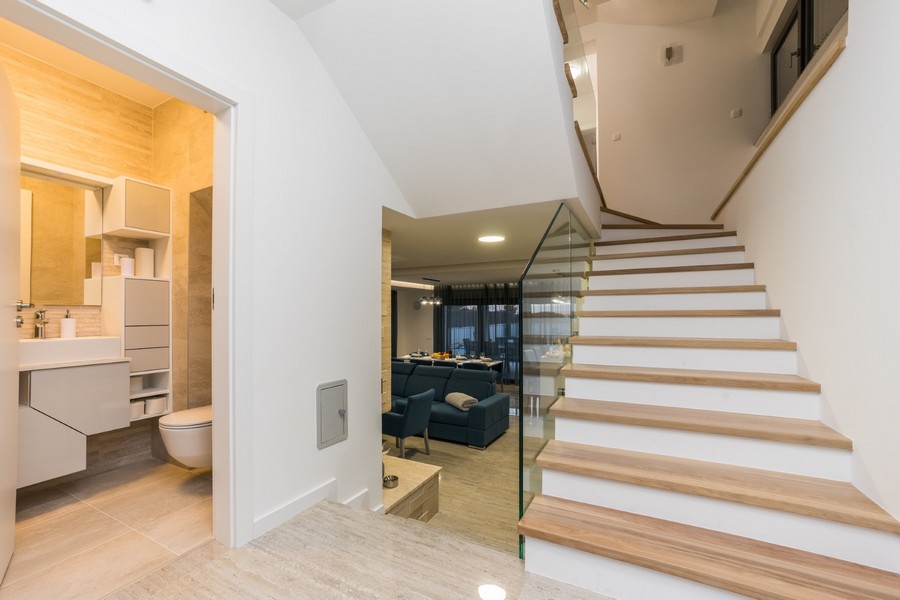 Moderné schodisko vedúce na horné poschodie tejto štýlovej chorvátskej nehnuteľnosti.