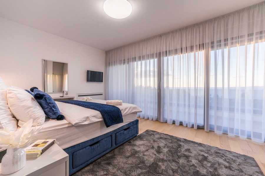 Útulná spálňa s úchvatným výhľadom ponúka pokoj a ticho vo vašej novej nehnuteľnosti v Chorvátsku.