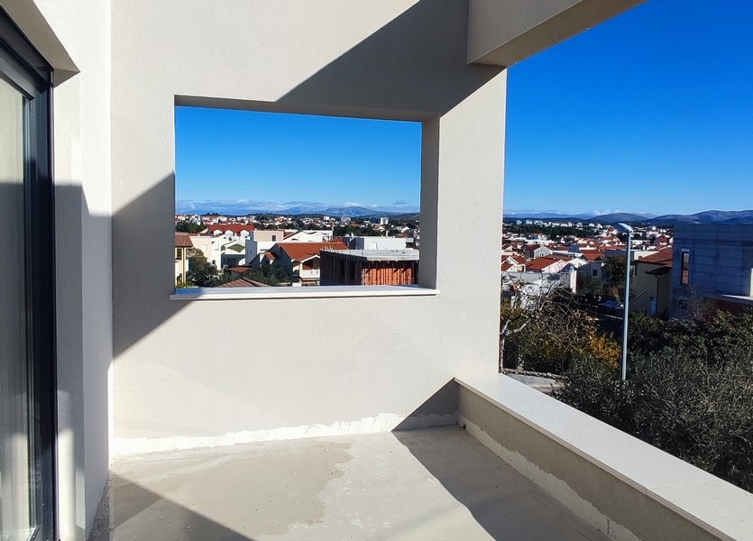 Vila s bazénom v Dalmácii, moderná vila vo Vodiciach s veľkou terasou a stromami