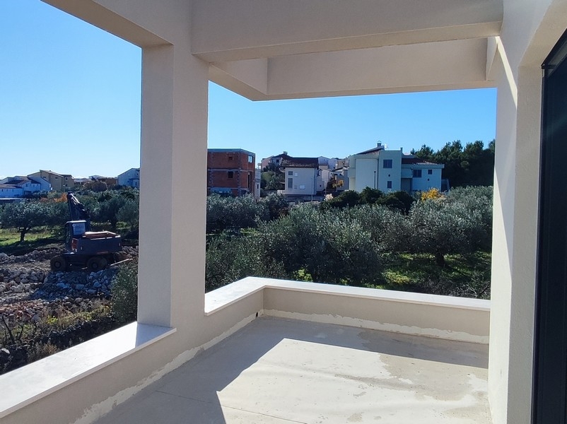 Nehnuteľnosti v Chorvátsku, Vodice, čelný pohľad na modernú vilu s parkovacím miestom