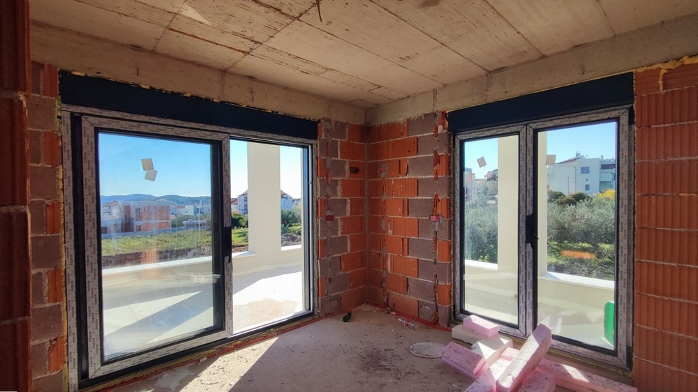 Obývacia časť s výhľadom na terasu.