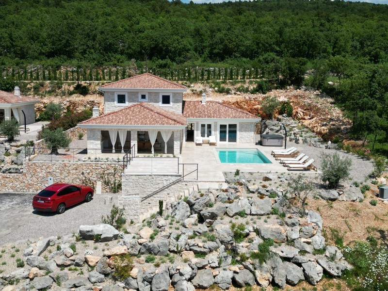 Nová vila s bazénom a výhľadom na more na predaj v Chorvátsku.