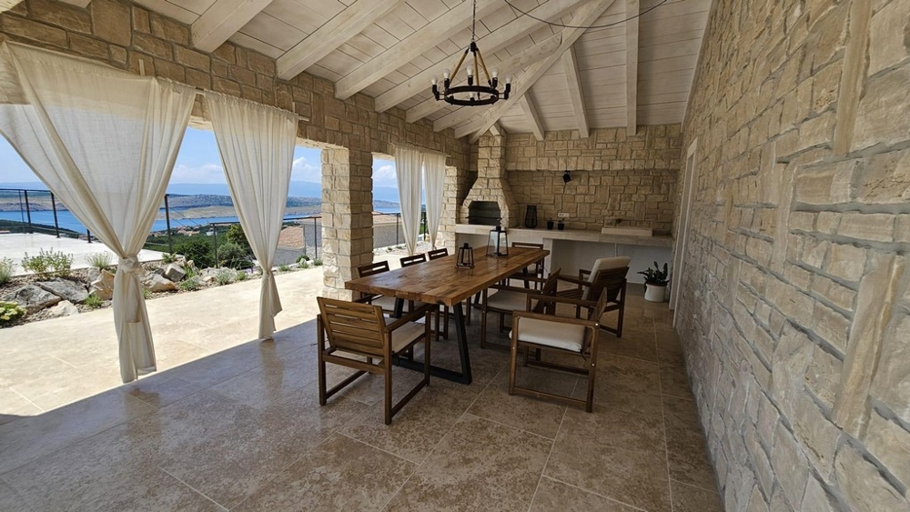 Terasa s grilom a výhľadom na more.