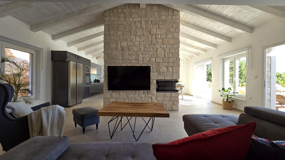 Moderná obývacia izba s pohovkou a TV v stredomorskom štýle.