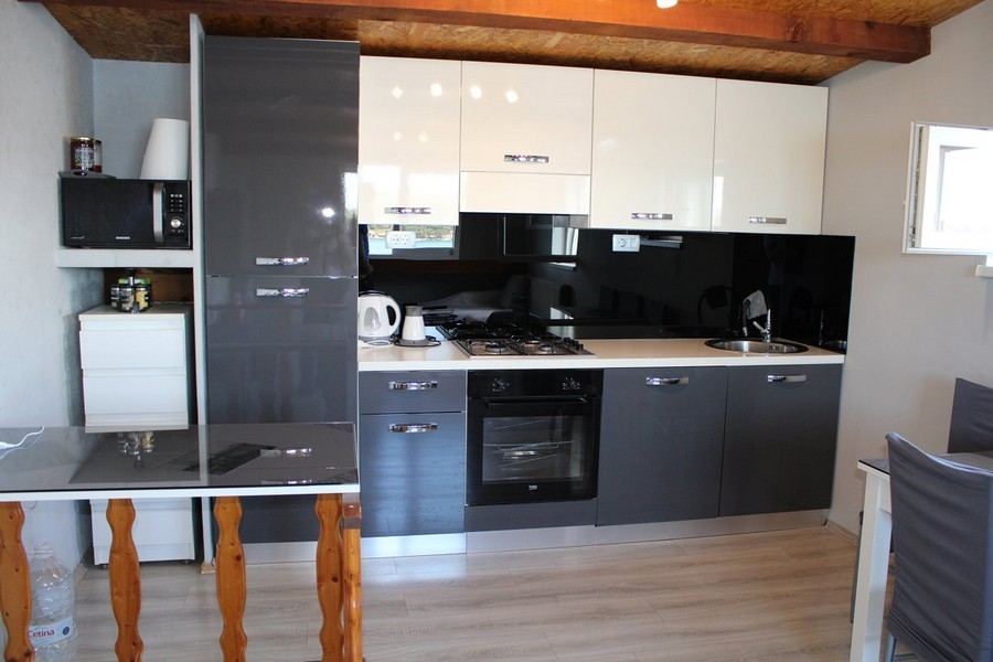 Moderná kuchyňa v dome v Chorvátsku, ideálna pre každého, kto si plánuje kúpiť dom v Chorvátsku a chce si užiť život pri mori.
