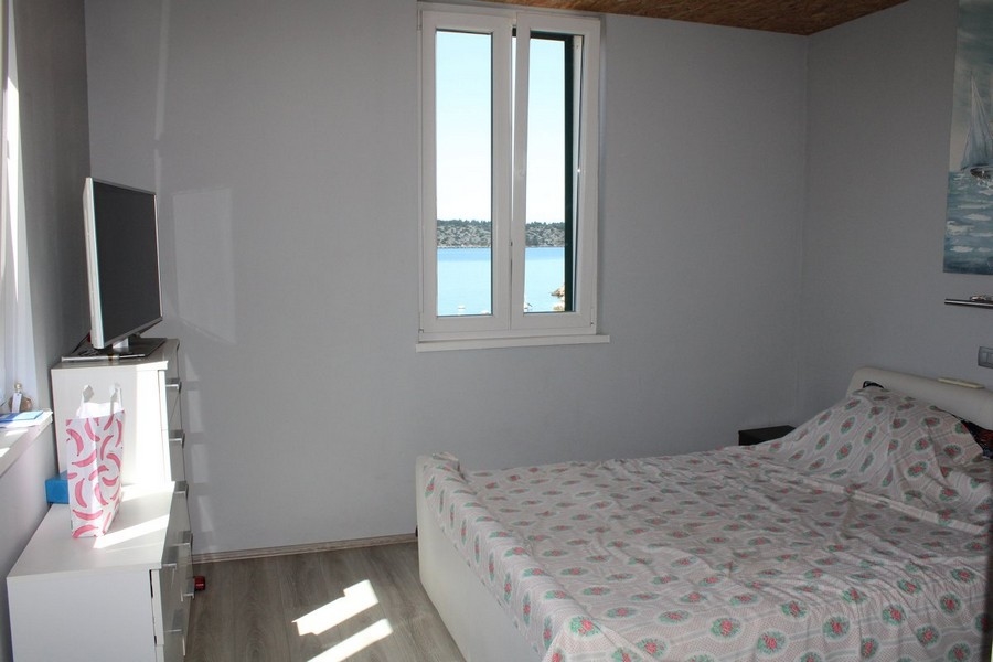 Spálňa s výhľadom na more, perfektná ponuka pre každého, kto si chce kúpiť dom v Chorvátsku a každé ráno sa zobudiť s týmto výhľadom.