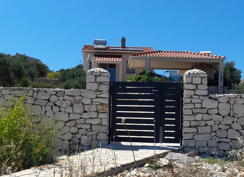 Moderná kuchyňa s bielymi skrinkami a malým oknom.